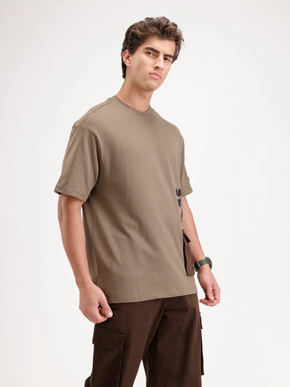 Men's contemporary oversized t-shirt with printed accent and flap pocket | Olive