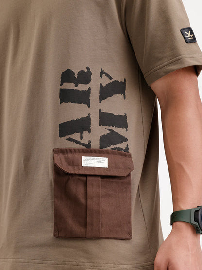 Men's contemporary oversized t-shirt with printed accent and flap pocket | Olive
